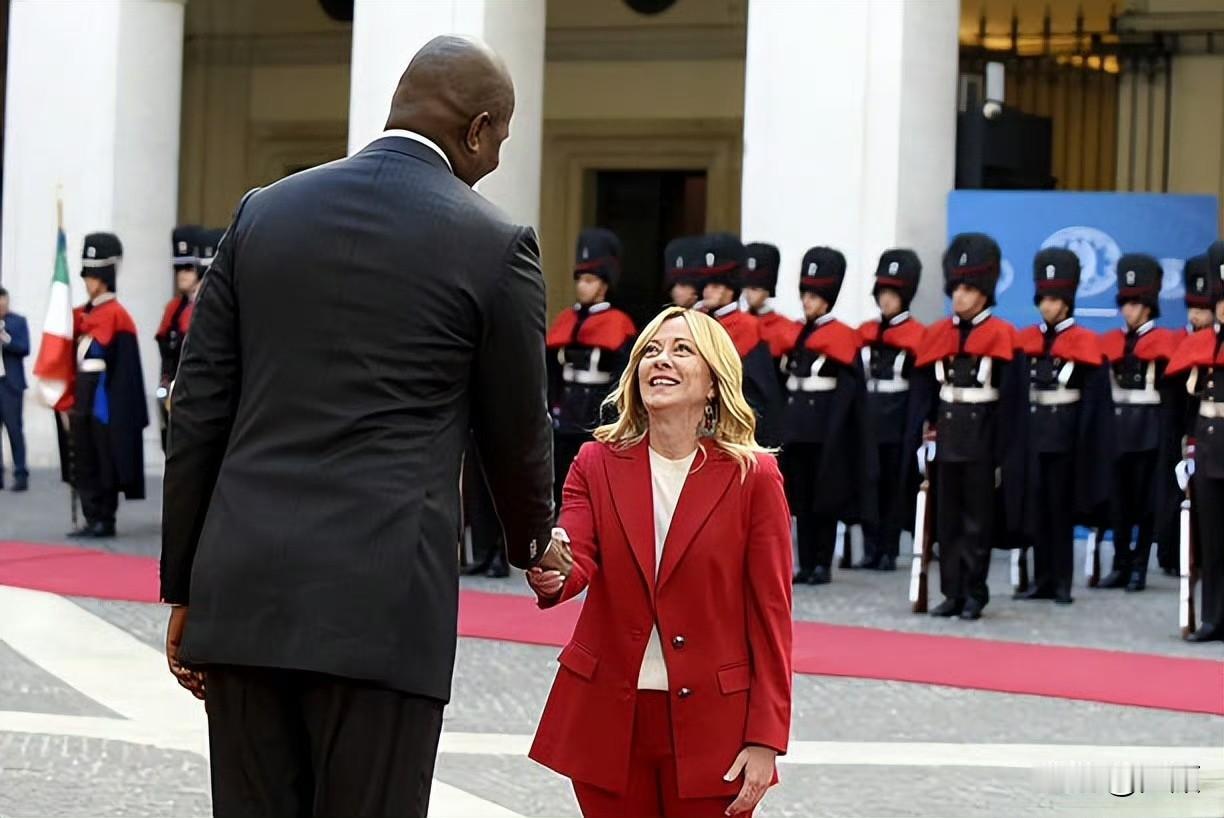 意大利总理梅洛尼在基吉宫为莫桑比克总统丹尼尔·查波举行了盛大欢迎仪式，欢迎仪式上