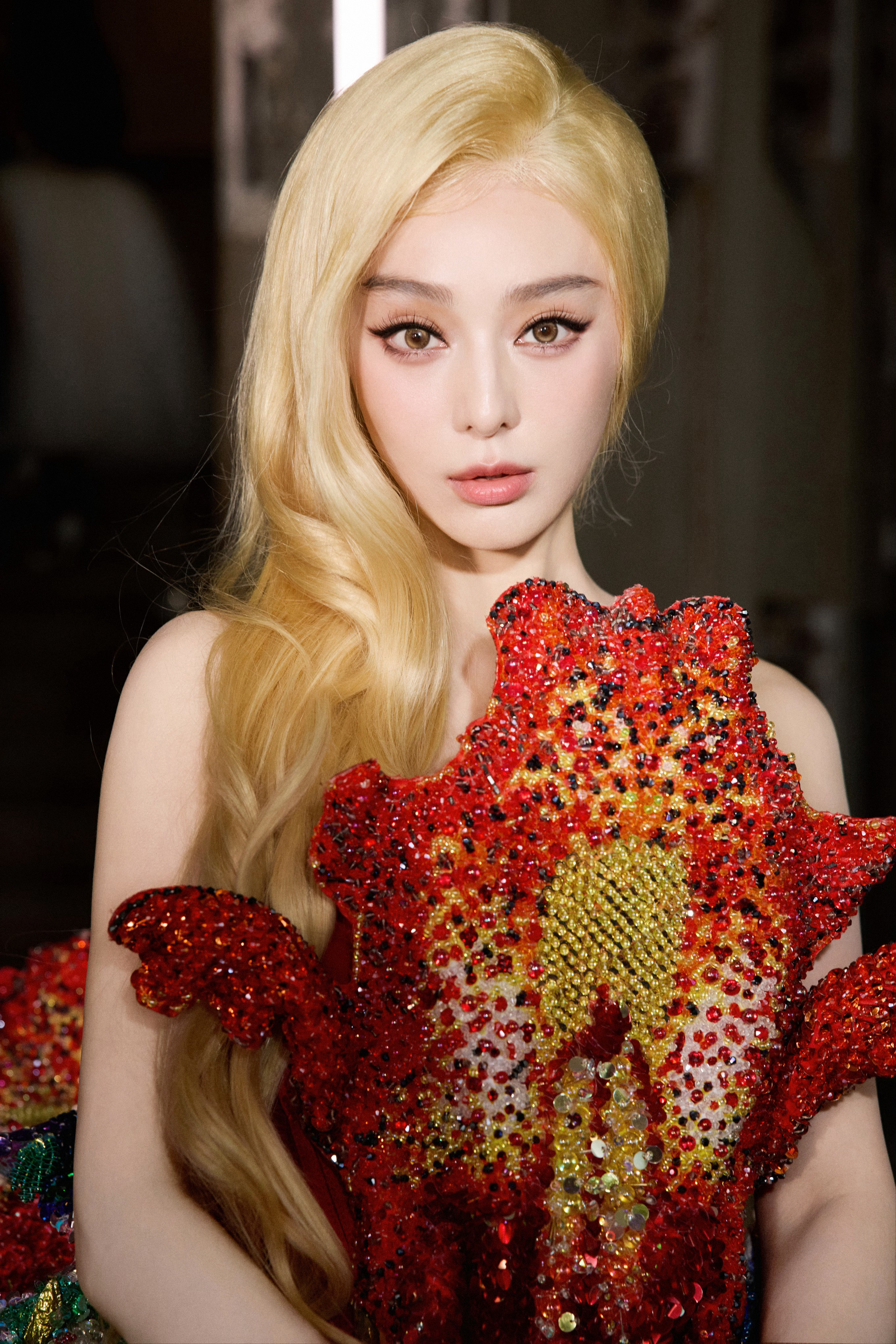 赴Germanier巴黎之约，金发搭配立体珠绣红裙，热烈张扬的