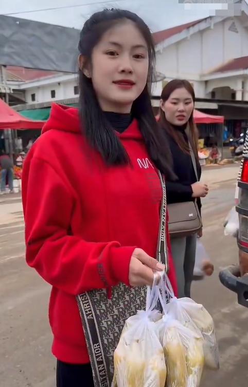 好漂亮的老挝小姑娘！红衣女子大概18岁左右，在市场上卖玉米，是她自己家种的玉