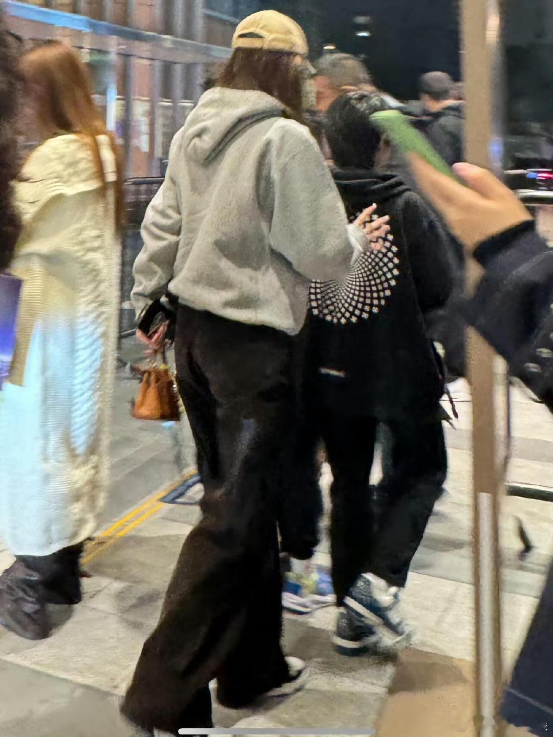 小海绵长这么高了，长得真快啊，夏天那时候看baby带他玩还没这么高。