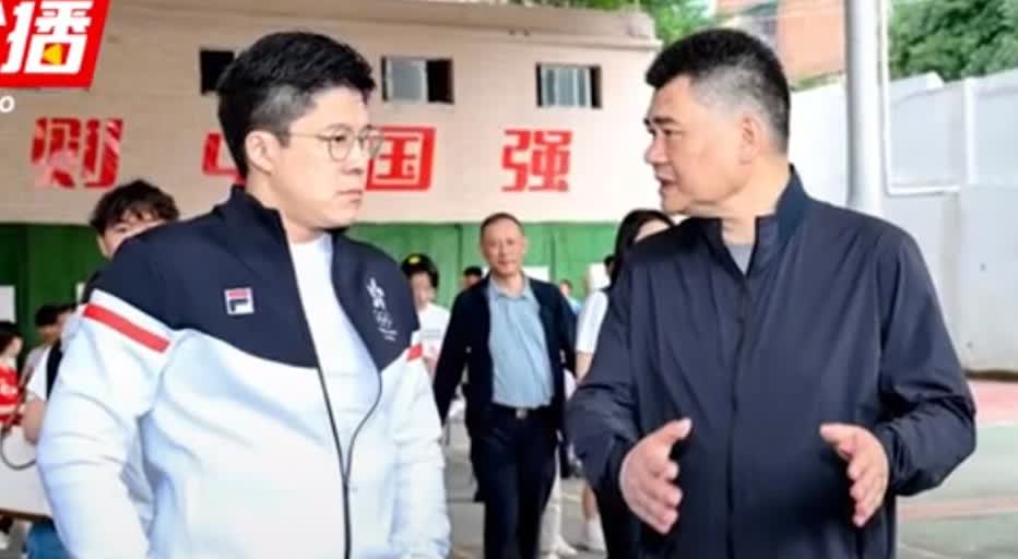 这是贵阳的市长给霍启刚介绍当地情况的场景，这个场面让我惊呆了，不是说场面隆重，以