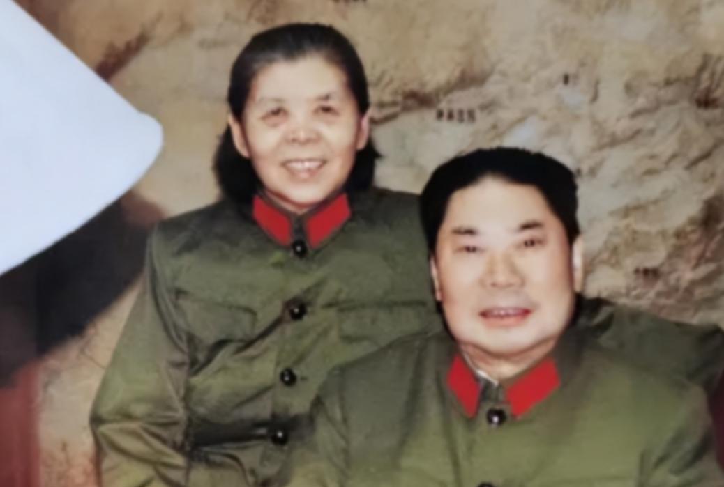 1990年，79岁的杨得志新婚，迎娶了石莉，结婚当晚，杨老将军握着石莉的手，动情