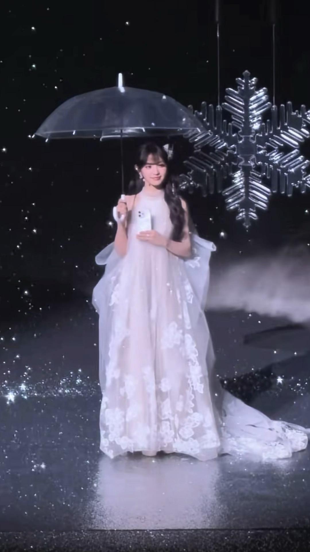 仙成啥了我家曦薇跑起来的时候一整个小精灵🧚🏻♂️田曦薇白裙撑伞好仙田曦薇开