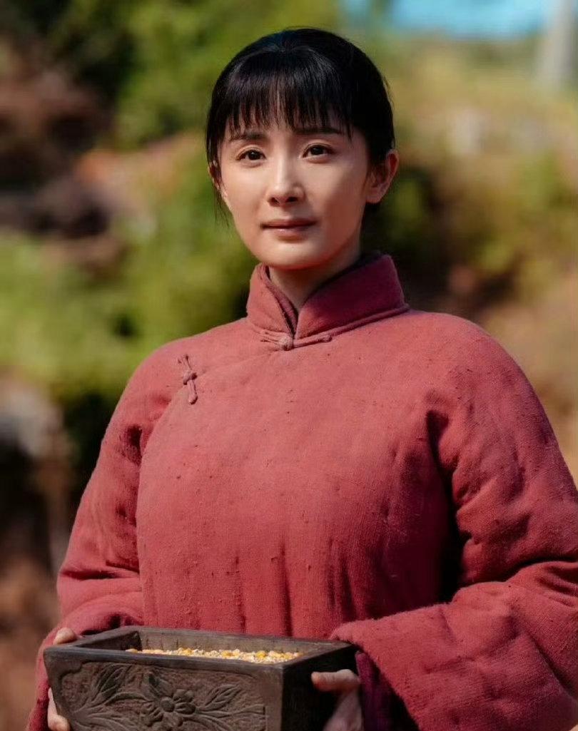 我怀疑这是有人在挑事有传杨幂和杨紫会在白玉兰提名里二选一为什么说有人要挑事