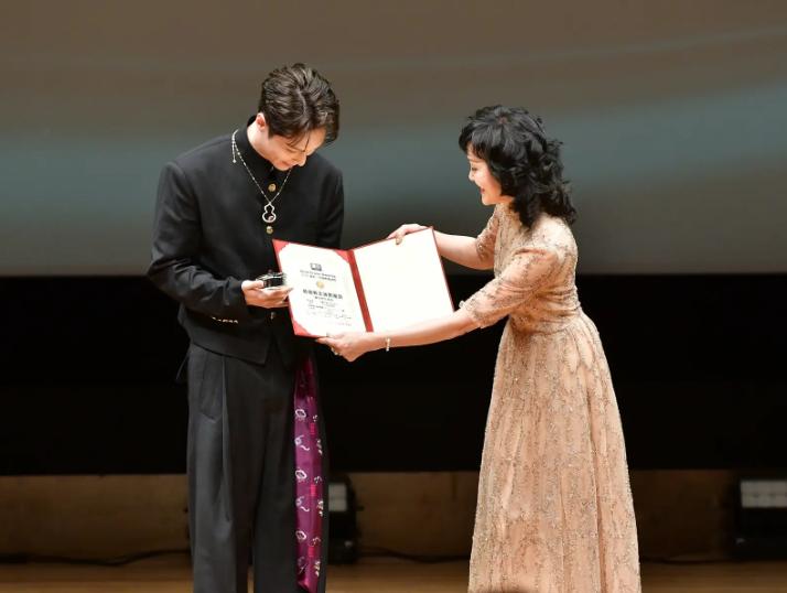 查了一下张艺兴这事儿，不查不知道，一查吓一跳果然不出我所料。张艺兴获金鹤奖