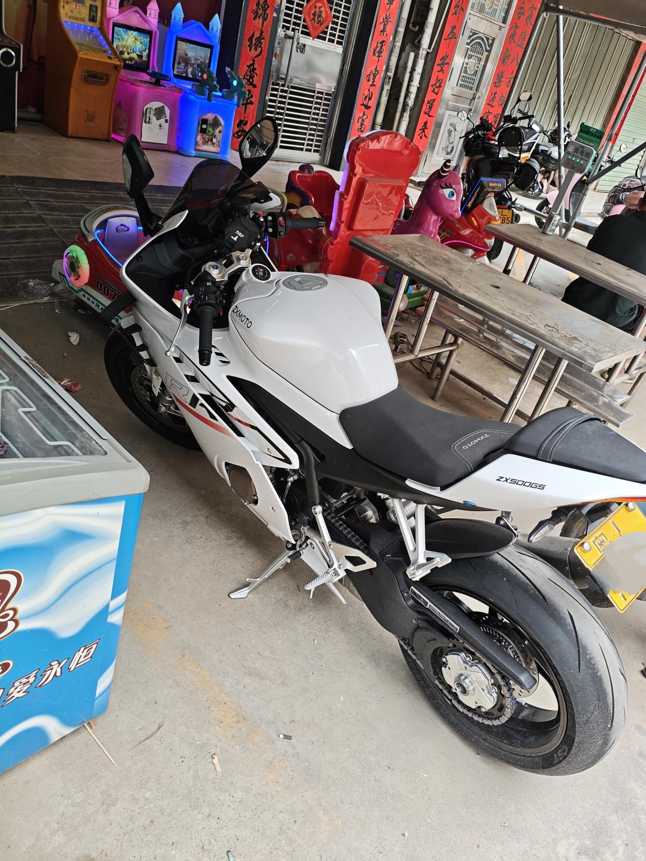 在家附近的小超市门口，偶遇一辆张雪500RR，做工材料外形均十分不错。国货当自
