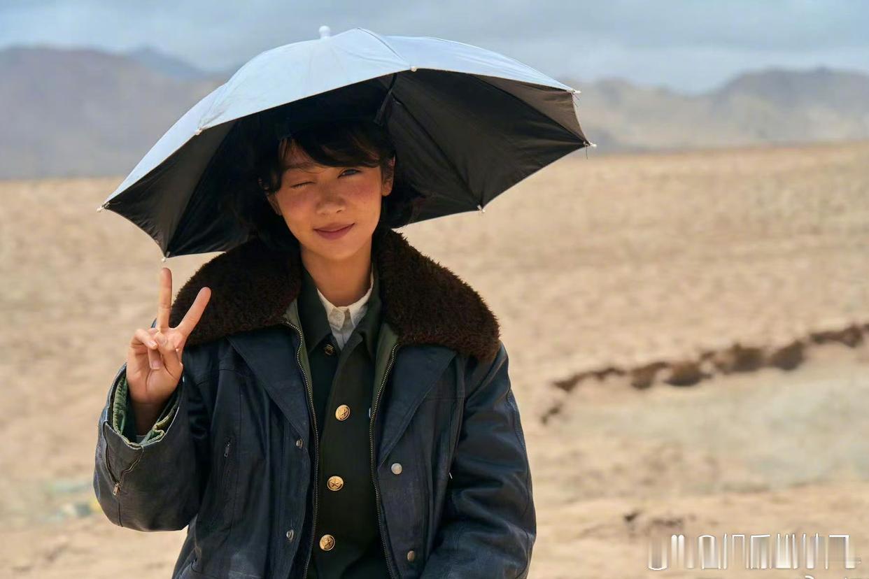 1.金靖对自己现在的颜值跟身材还是很自信的，也会有一些配套热搜，她不想一直演丑角