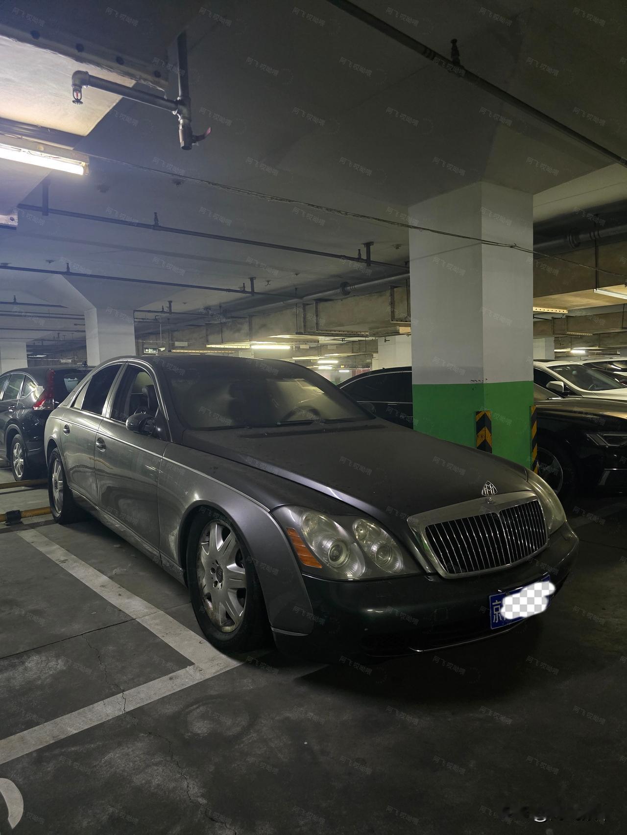 北京偶遇一辆被遗忘的迈巴赫57！窗户大开，一看走的挺匆忙啊？有人说车主换理想了