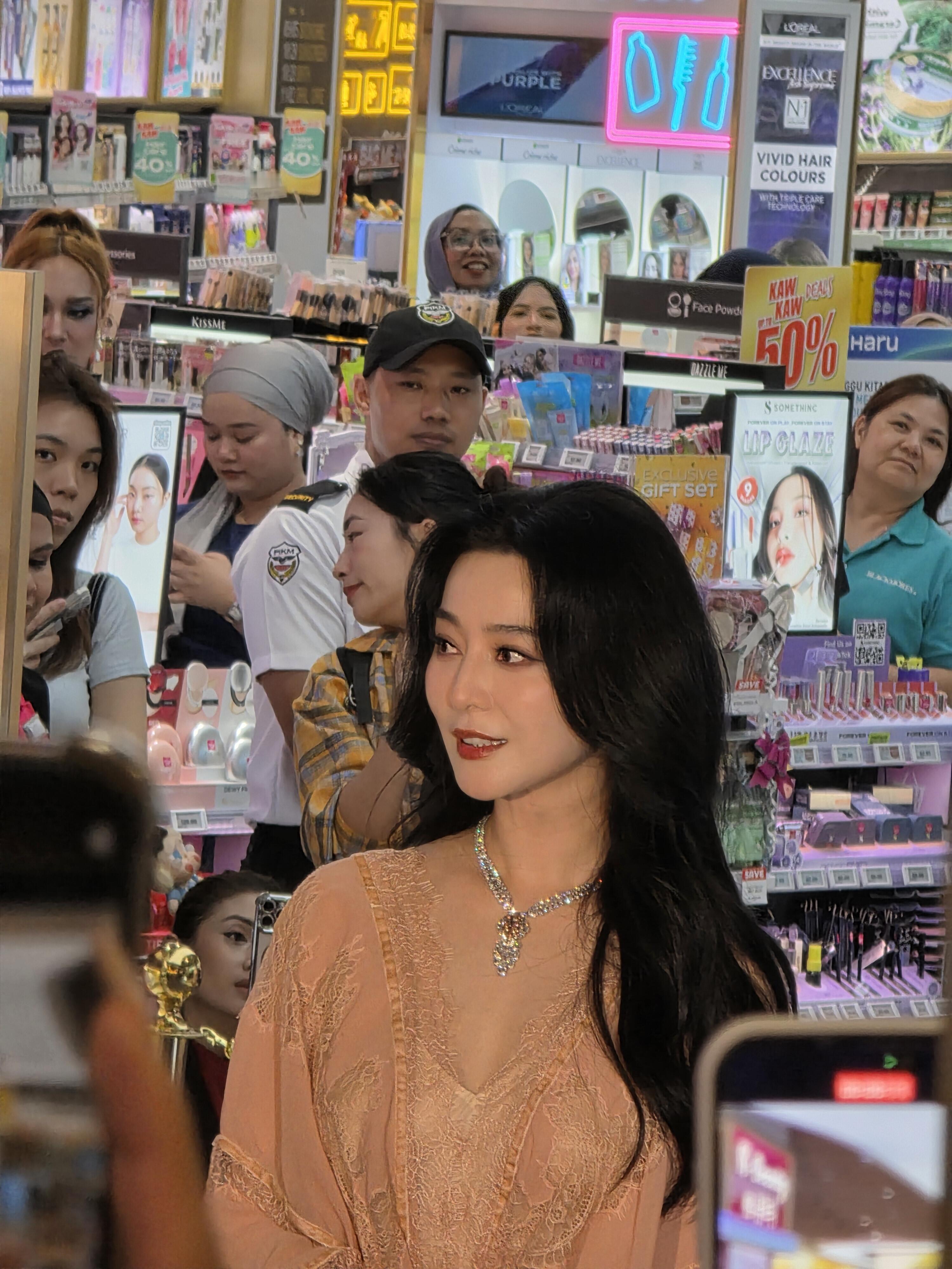 🇲🇾好伟大的一张脸，太美了，人群里白到发光​​​