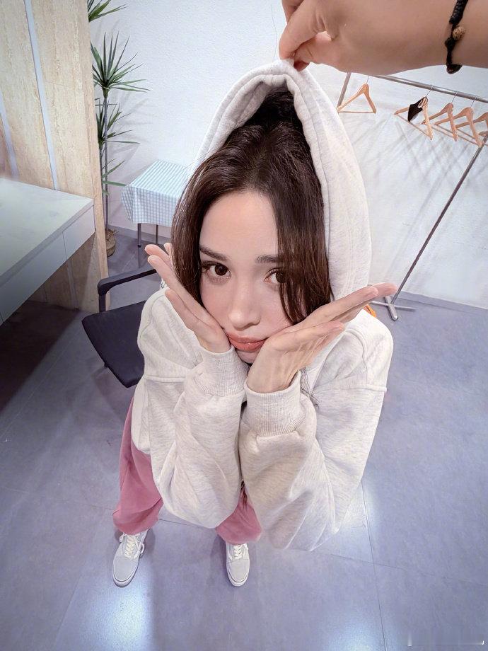 娜扎好像小手办是谁又被这样的娜扎给可爱到，感觉她这组照片就像小手办一样，想踹口