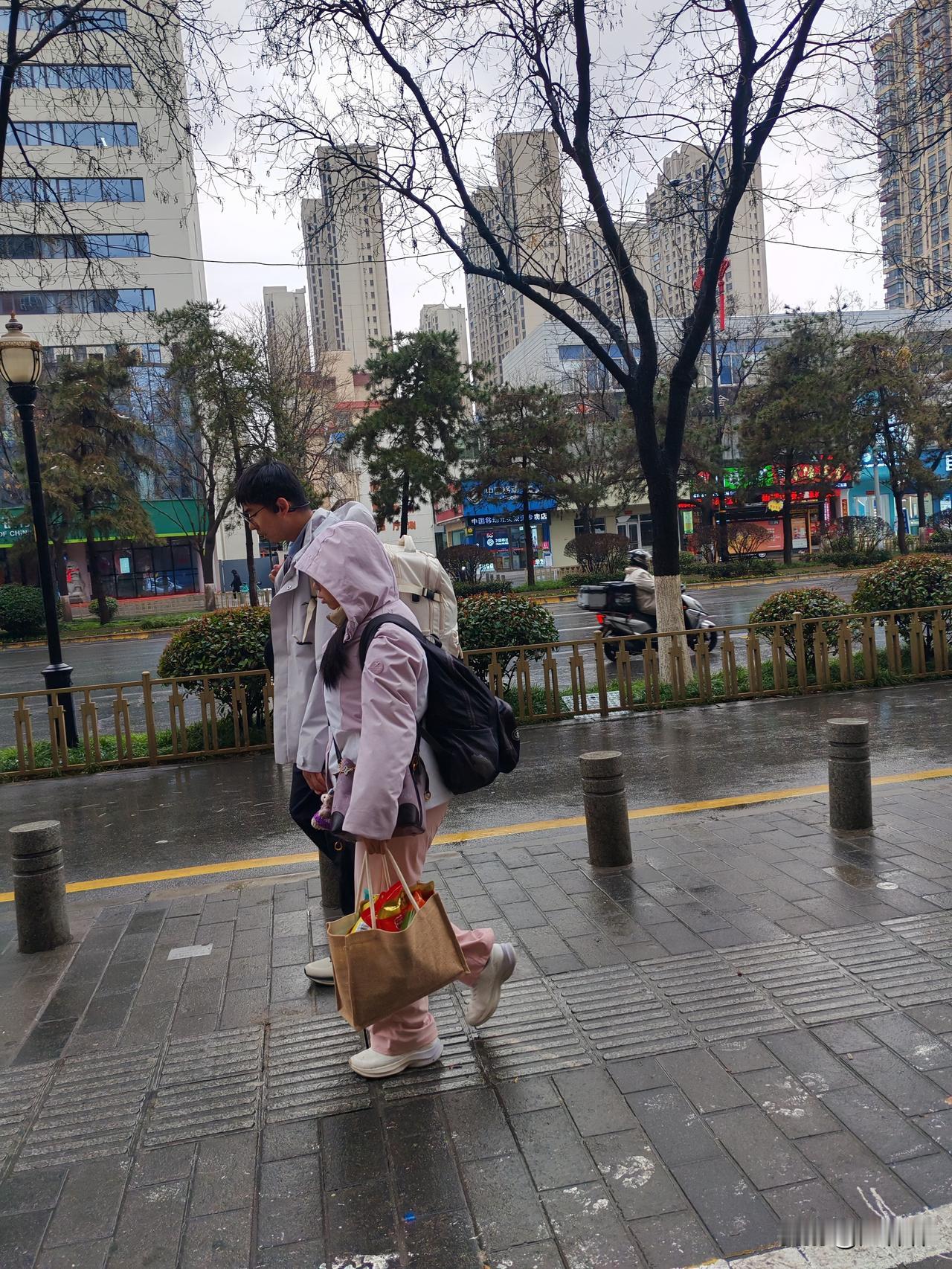 他说回老家过年是在给父母交保护费。我同学老李每年开车千多公里回老家过年，携家带