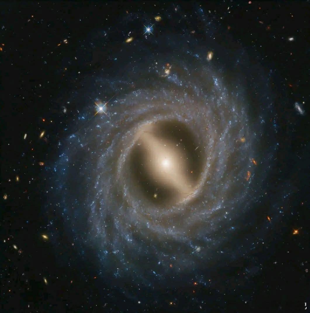 条纹螺旋星系NGC5335NGC5335是一个美丽的絮状条纹螺旋星系，位