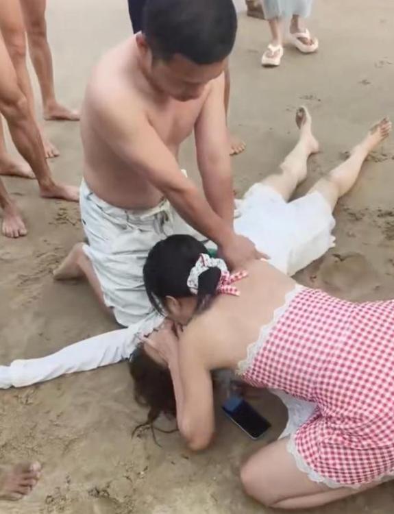 4月26号下午，浙江大学医学院附属第一医院的护士姜智文和妻子，在海南省万宁市东澳