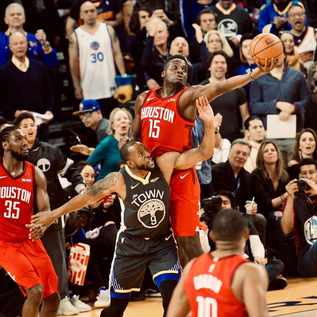 火箭队31岁的老将卡佩拉又遭到了雪藏，本赛季火箭队经常不让卡佩拉出战，甚至一场比