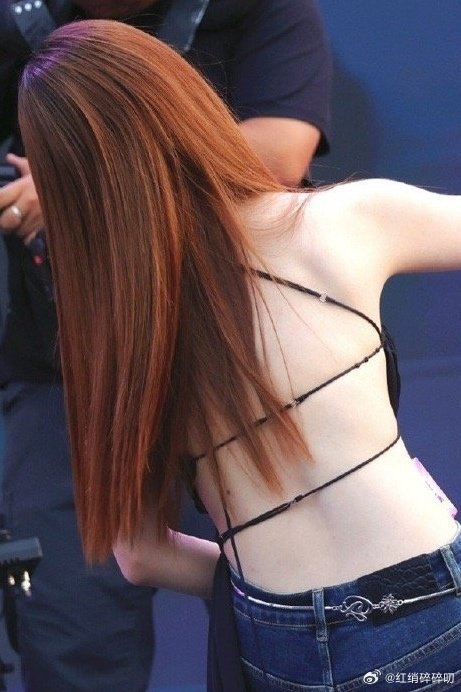 李兰迪露背好辣很健康啊，女星里难得看见一个后背不是肩胛骨凸出的[大笑][大笑][