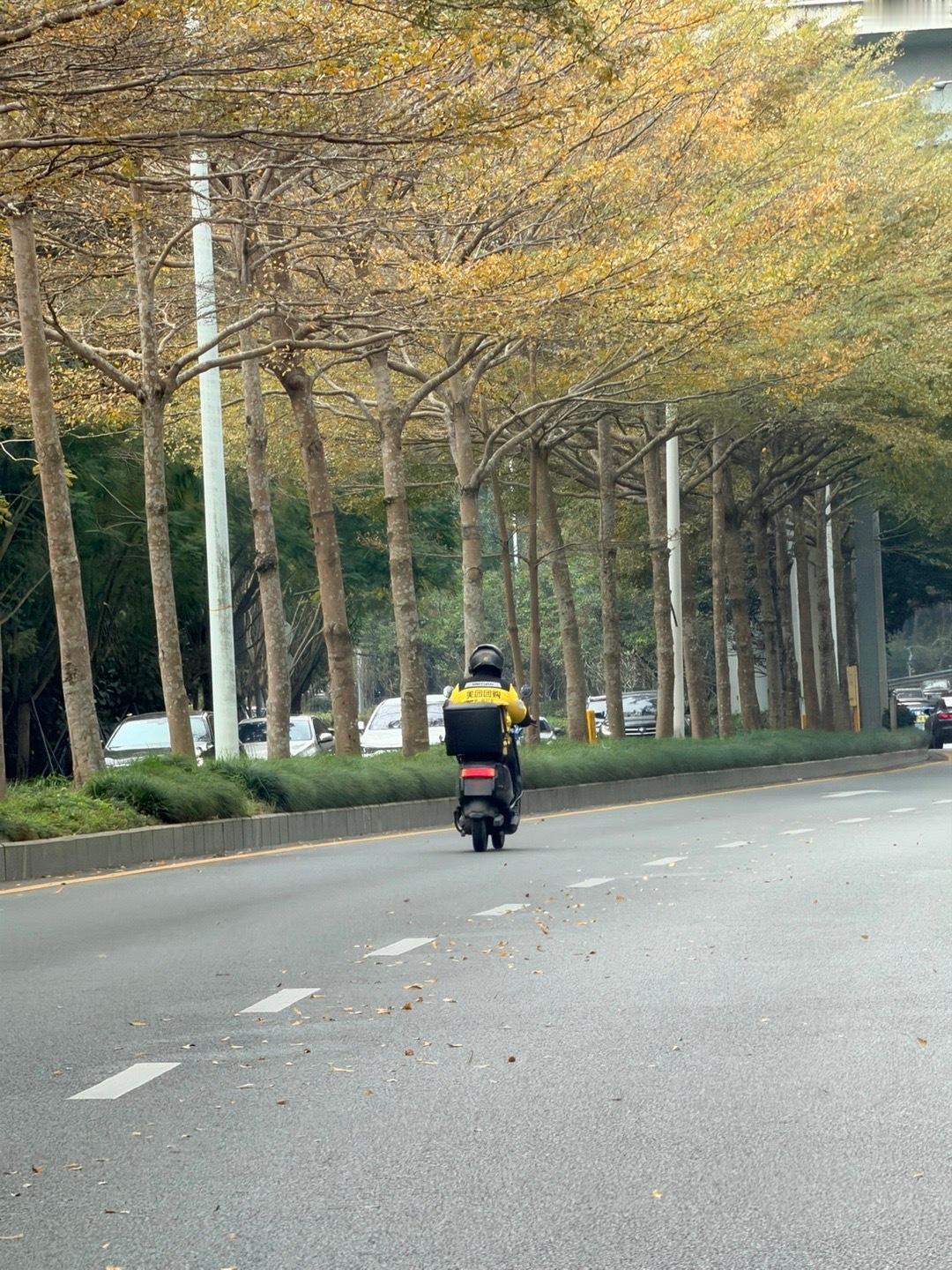 限速60的路段，电鸡可以轻松秒机动车，电鸡深圳顶级路权不是开玩笑的。深圳