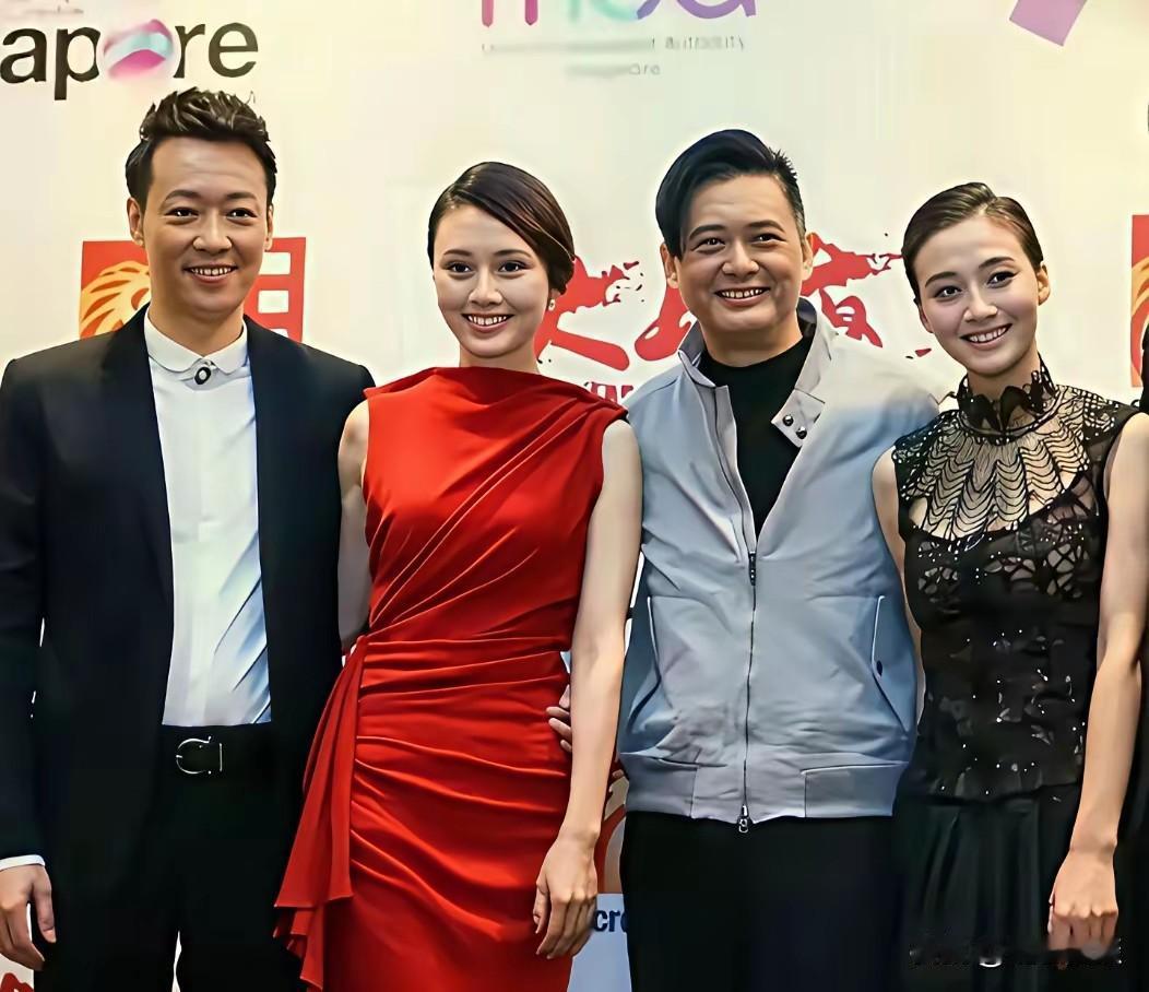 四位明星罕见同框照，两大意外看点辛柏青身高看上去超过周润发？知性袁泉一袭红衣