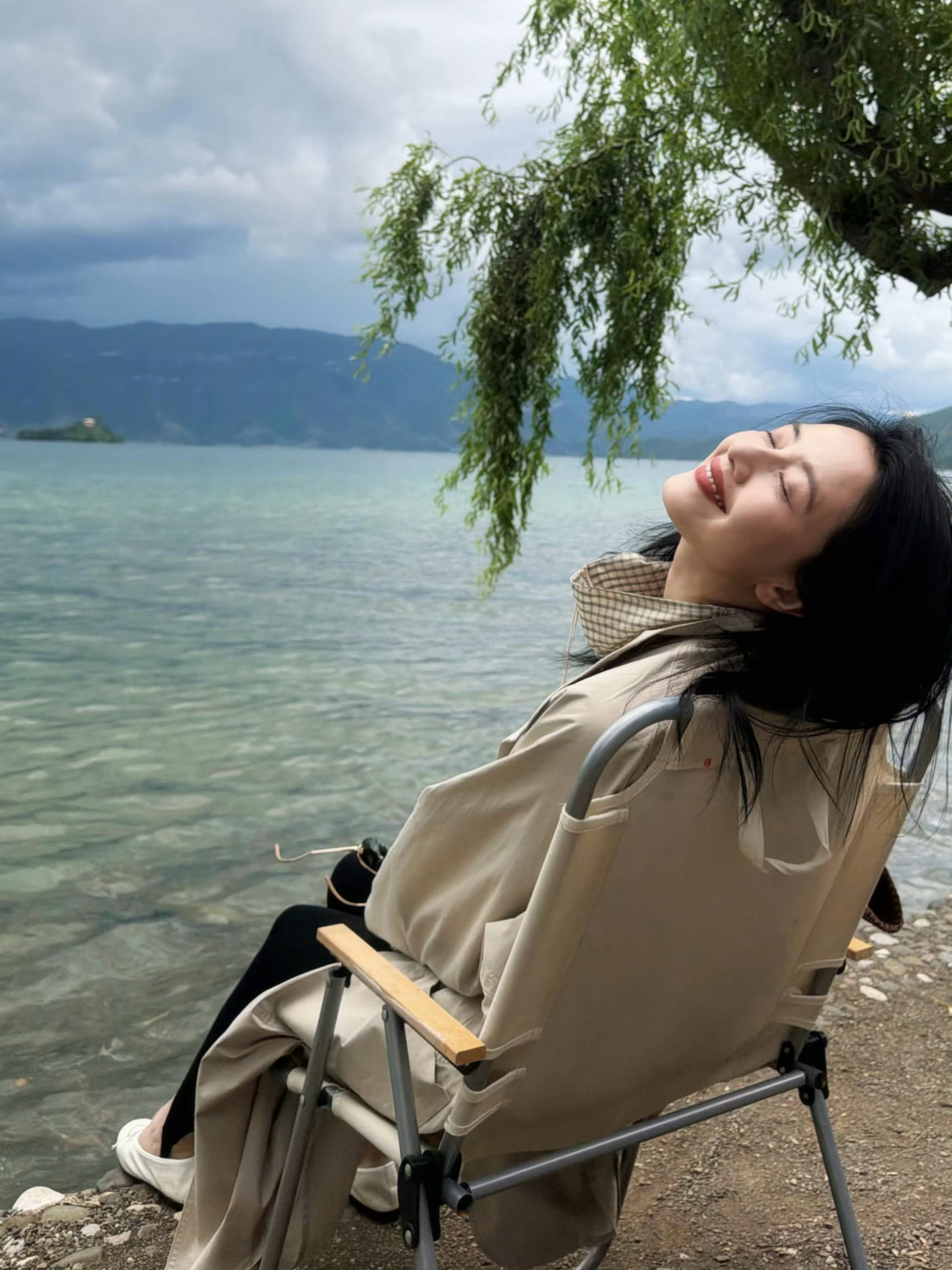 高圆圆氛围感头像直出高圆圆湖边直拍原来氛围感的尽头，是高圆圆。不用打光板，不必找