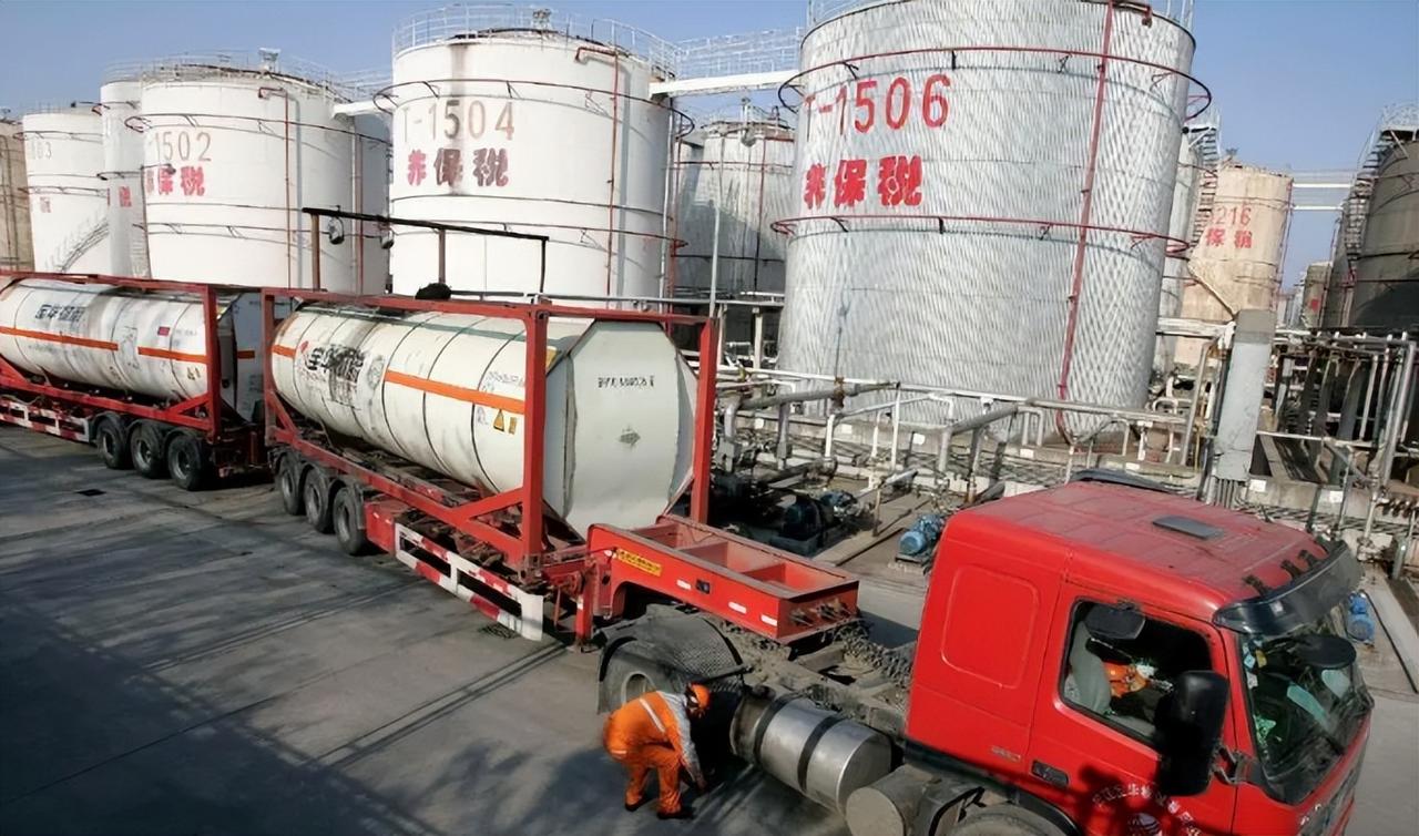 中国每年从海外买进40亿桶以上原油，花掉3200多亿美元，折合人民币超过2万亿，