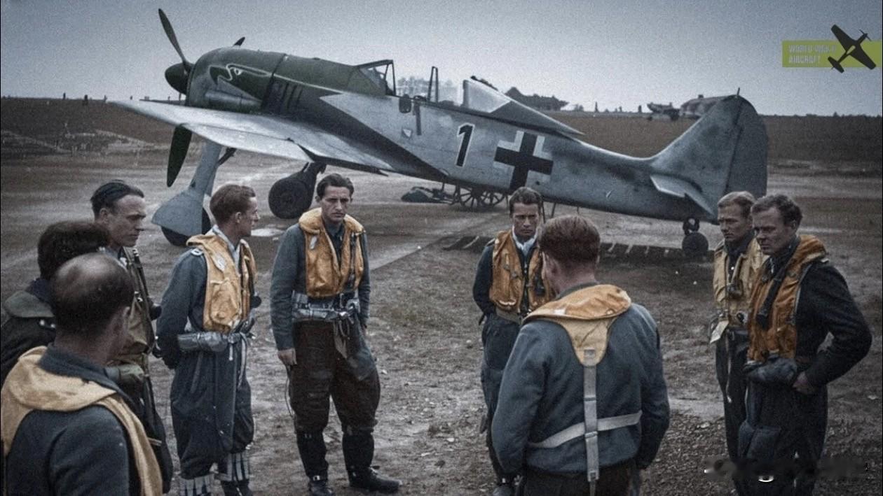 图为一群德国空军飞行员在一架Fw190战斗机前的合影。Fw190是二战中