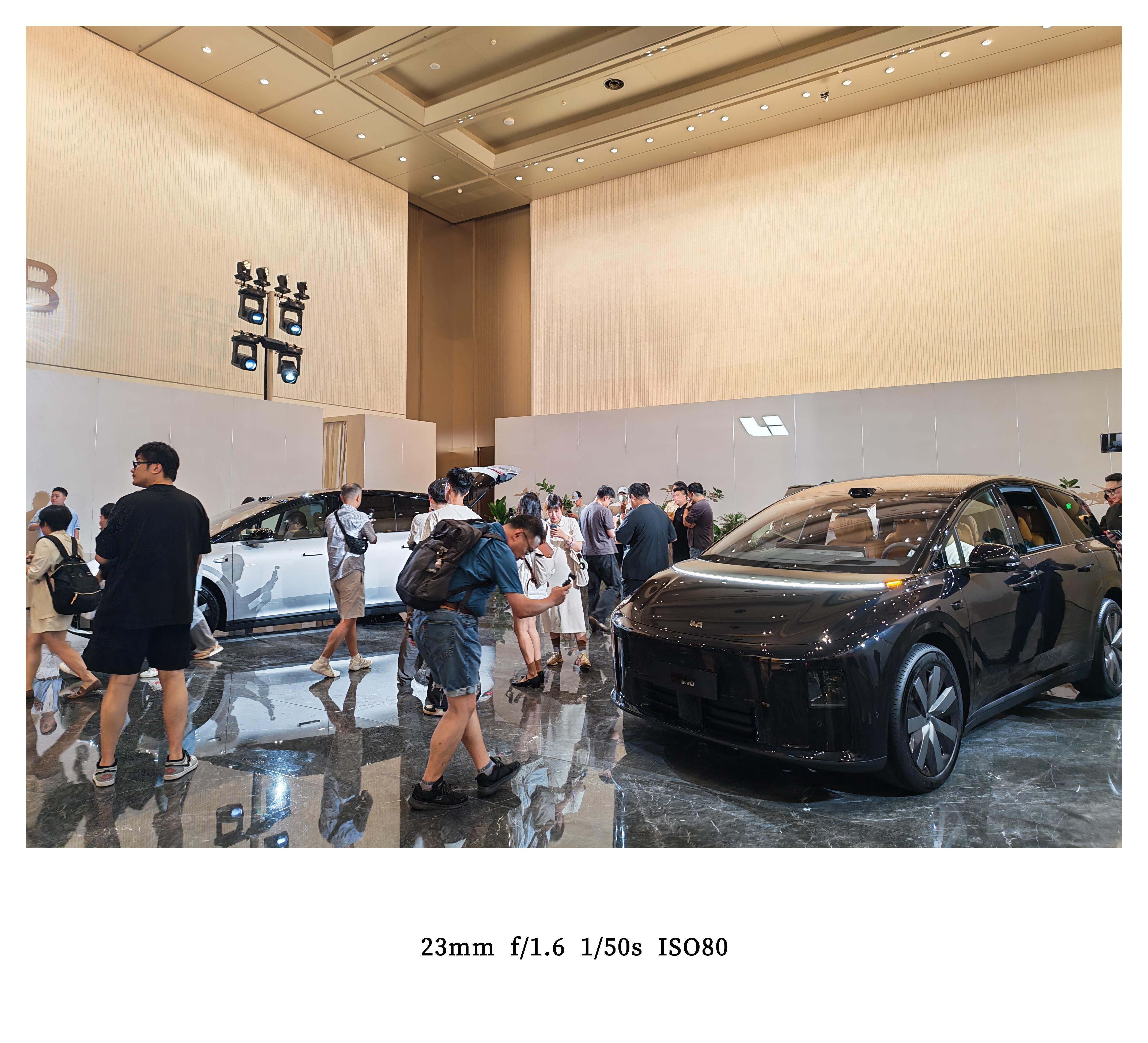 到i8发布会现场了，不得不说这会场选的不错，布置很适配理想的风格，现场灯光充足但