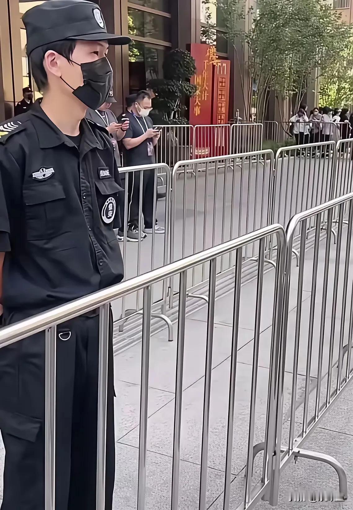 这个穿保安服的人火啦！雄安乒超联赛即将开打，深圳大学队和魏桥队的主力队员除莎莎