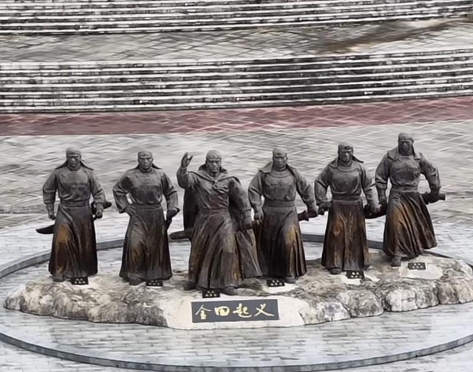 金田惊雷起，义旗卷风云。这组雕塑凝萃了太平天国金田起义的燃情瞬间，一群志士以热血