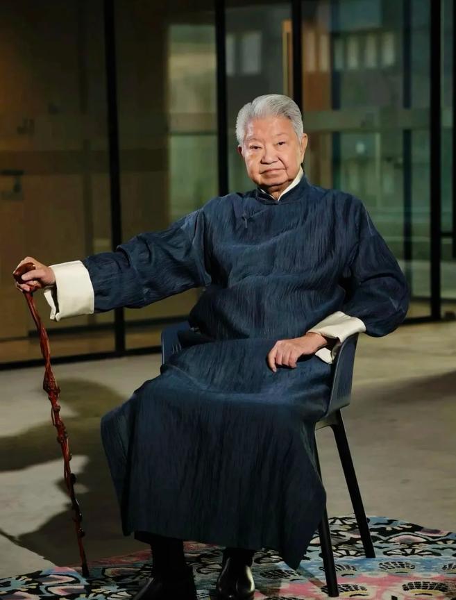 对比金庸倪匡的葬礼，蔡澜的离世太特别！不办仪式直接火化，连讣告都推迟两天才发
