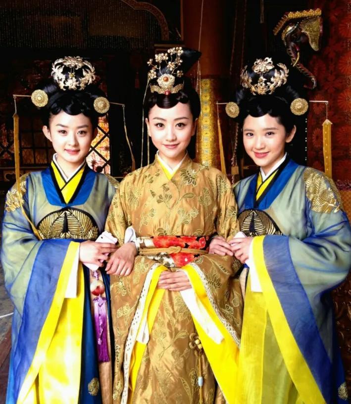 当年她们三个人一起演《陆贞传奇》，相貌平平的赵丽颖和唐艺昕都成为了家喻户晓的大明