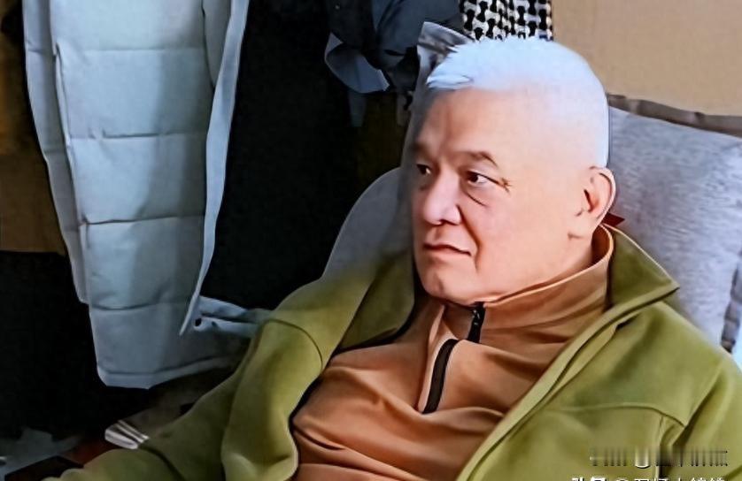 白发拄拐的硬汉，藏起拐杖怕拖累女儿婚事，那根铝拐到底藏了多少年？最近在北京西城