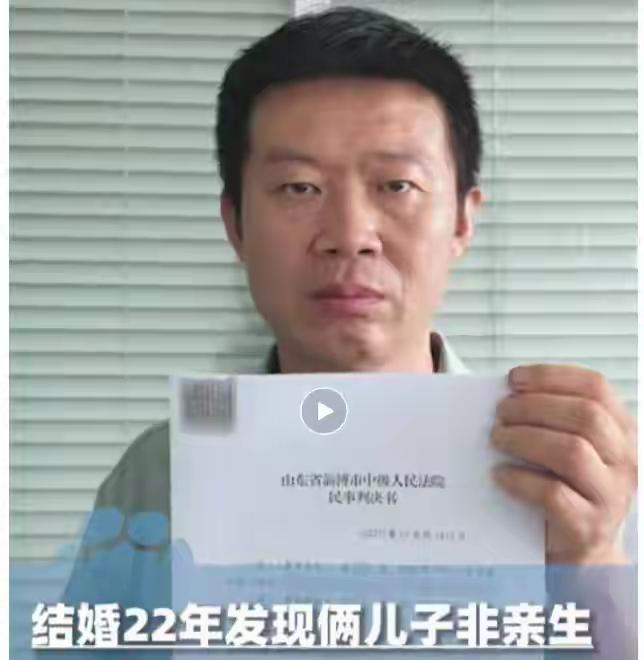 5月27日，山东淄博，姜洪涛等来了真相。​​5月27日，46岁的姜洪涛站在法院