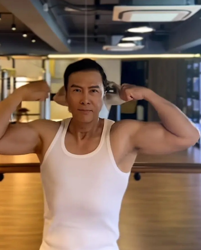甄子丹现在这身体状态也太好了，我才知道他和李连杰年纪一样大62岁。