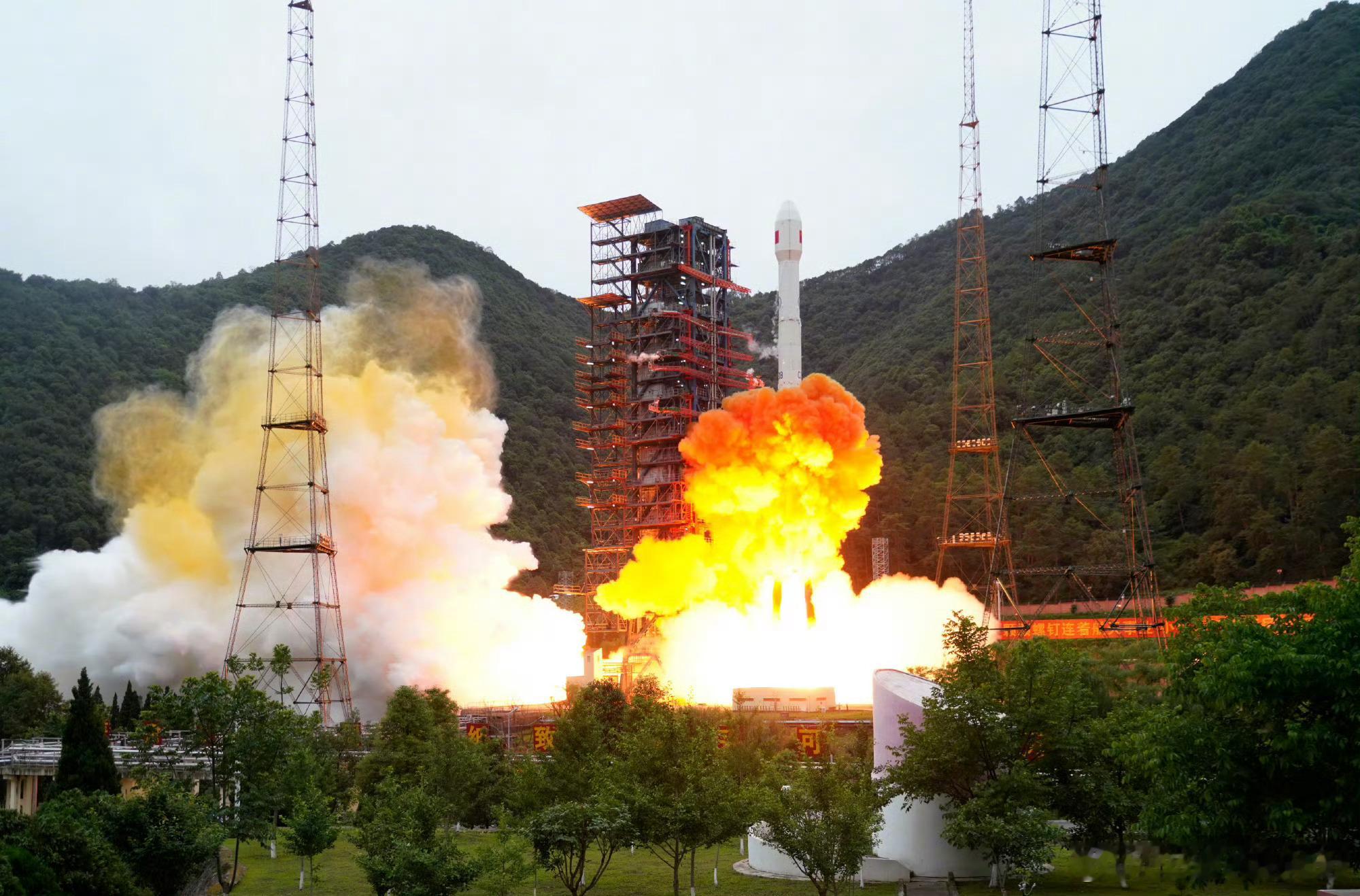成功发射实践三十一号卫星永远可以相信中国航天！今天17时45分，西昌发射中心再