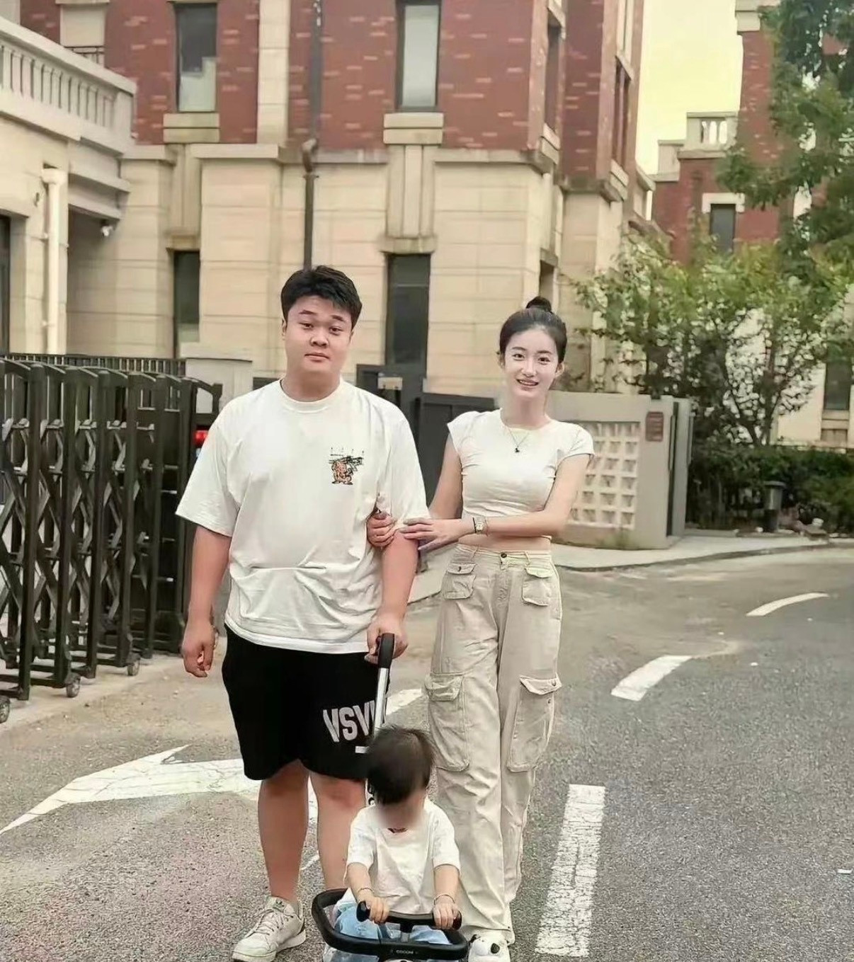 求这位大哥出本书，到底是用什么手段追到明星的。