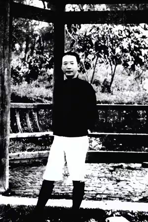 1935年，瞿秋白被带到刑场。行刑官问他：“有什么遗言？”他只说：“此地风景甚好