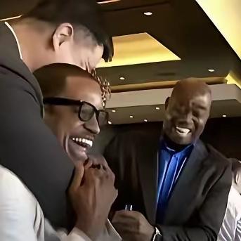 姚明这是在见弗老大呢！当年火箭给姚明办退役，弗老大还在服刑都特意申请出来站台，现