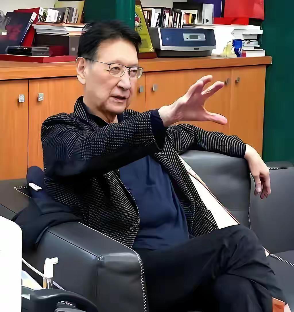 赵少康接受馆长作采访，馆长问赵少康:你不支持统一吗？赵少康回应，你不能乱戴帽