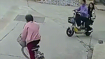 气死我了！这和拦路抢劫有何差别？2月19日，央视新闻等媒体报道，福建两名初中女