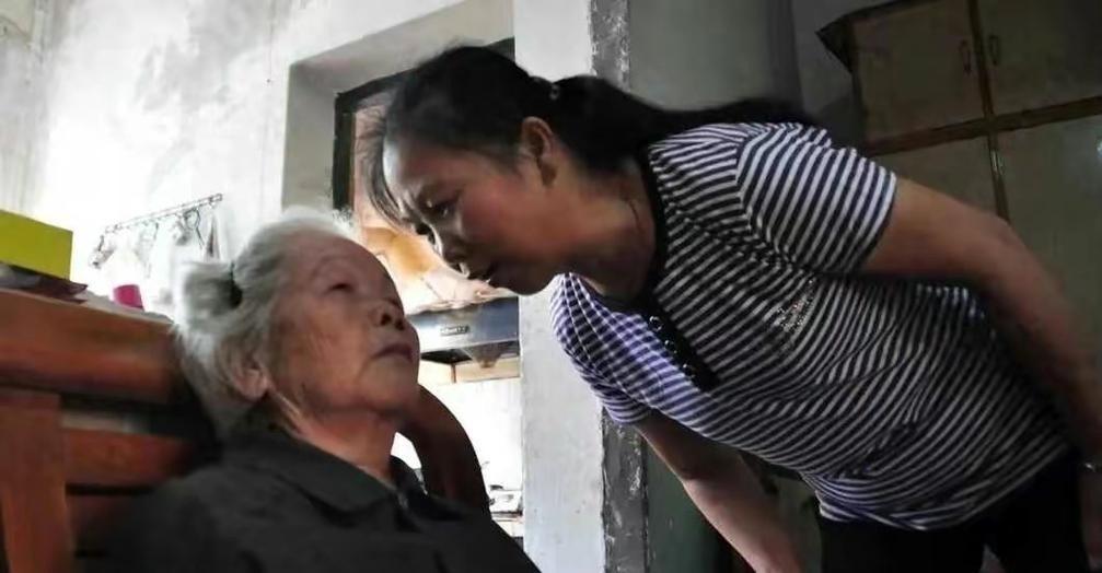 说实话，今天看到湖南这个姑娘返程的经历，我心里狠狠揪了一下。一袋普普通通的土鸡