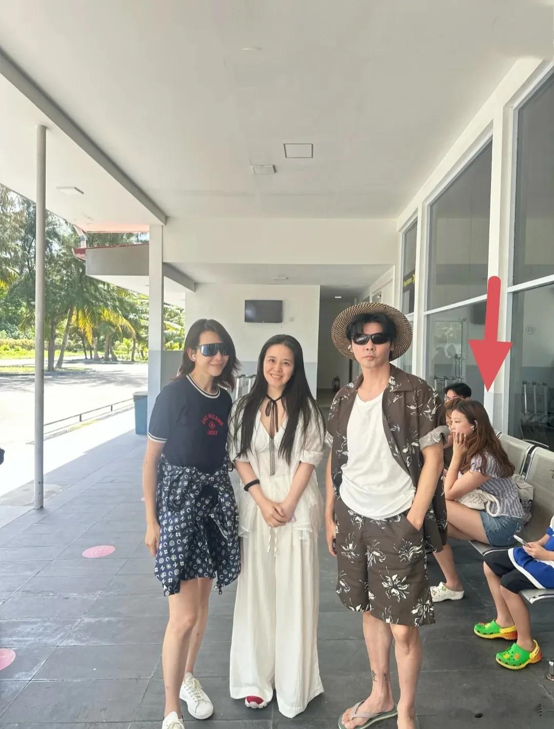 蔡少芬和老公张晋，带着三个孩子现身马尔代夫旅游，二女儿侧脸这是跟她一个模子刻出来