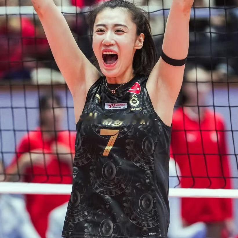 忙完了！刚打开第一局就看到加拉塔萨雷23-25惜败给土耳其航空！王媛媛首发打得怎