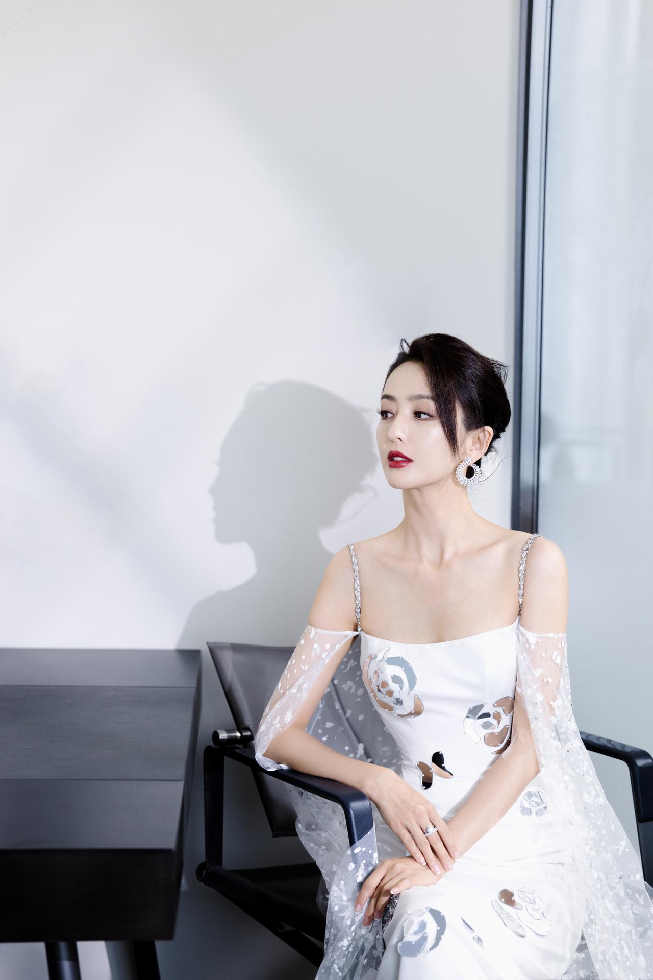 新疆四美之一佟丽娅，很飘亮。