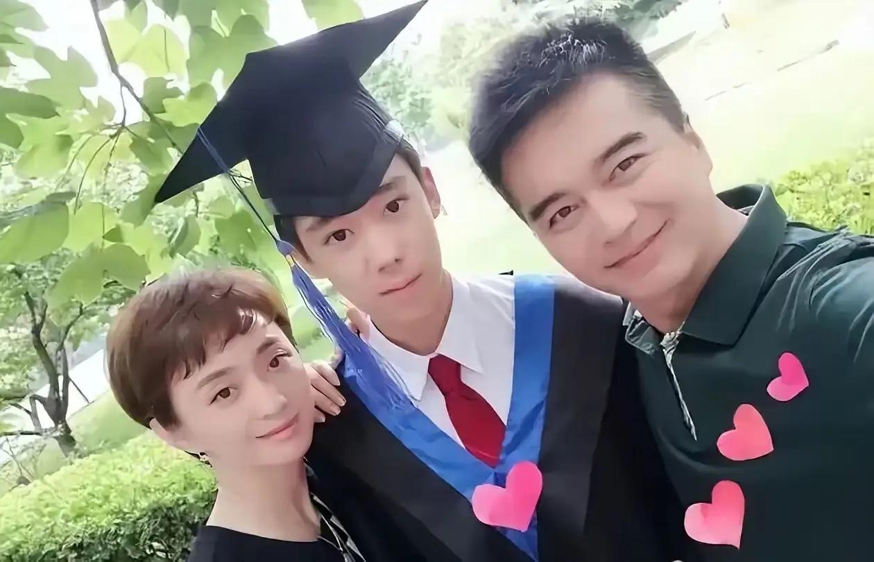 许亚军说:“我大儿子很聪明，我跟现在的太太结婚，他叫她阿姨，9岁时知道我太太怀孕