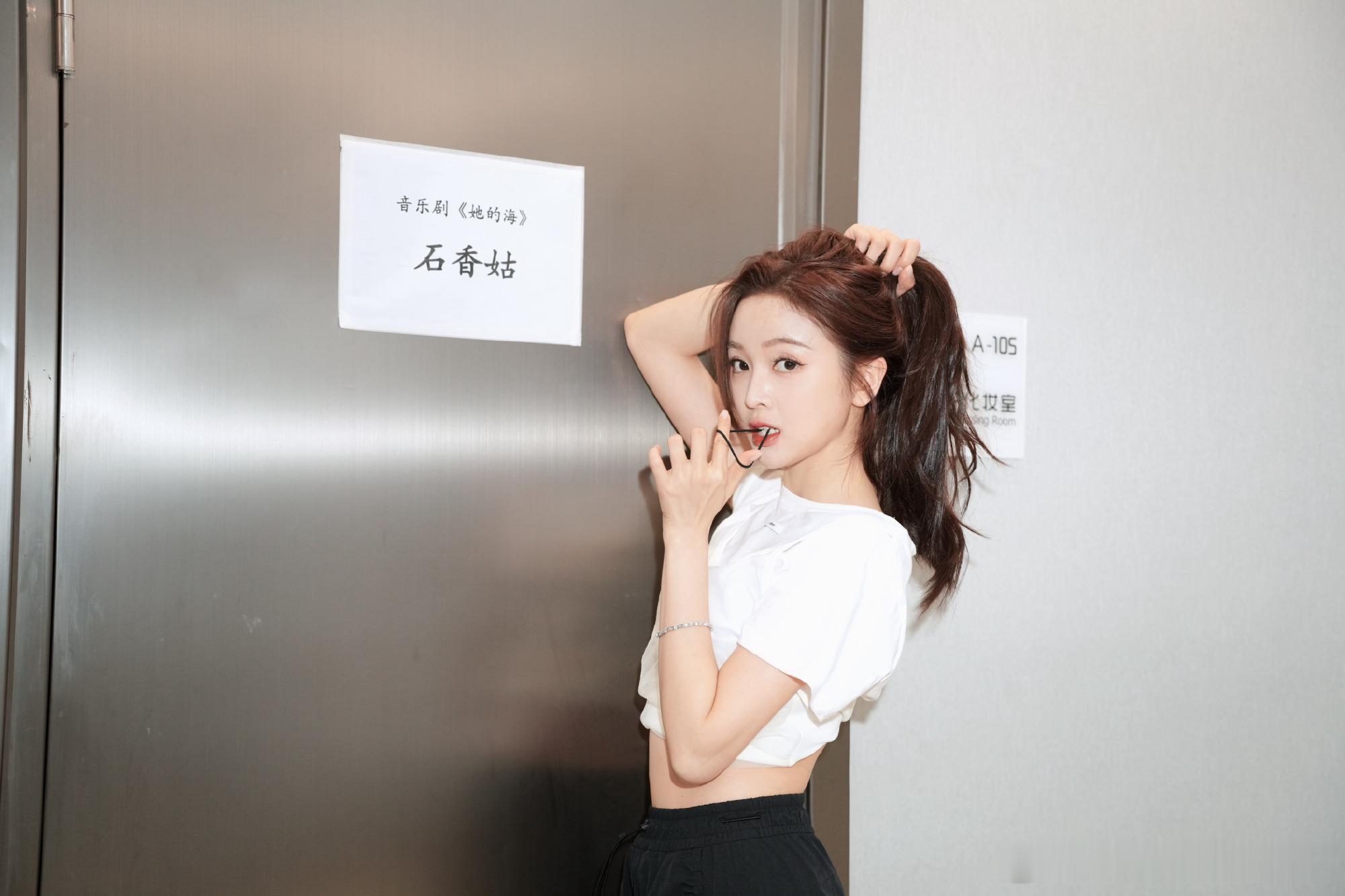 1.吴宣仪现在接戏已经不挑女主了，她自己心里也有数，所以把目标定在大制作的女配上