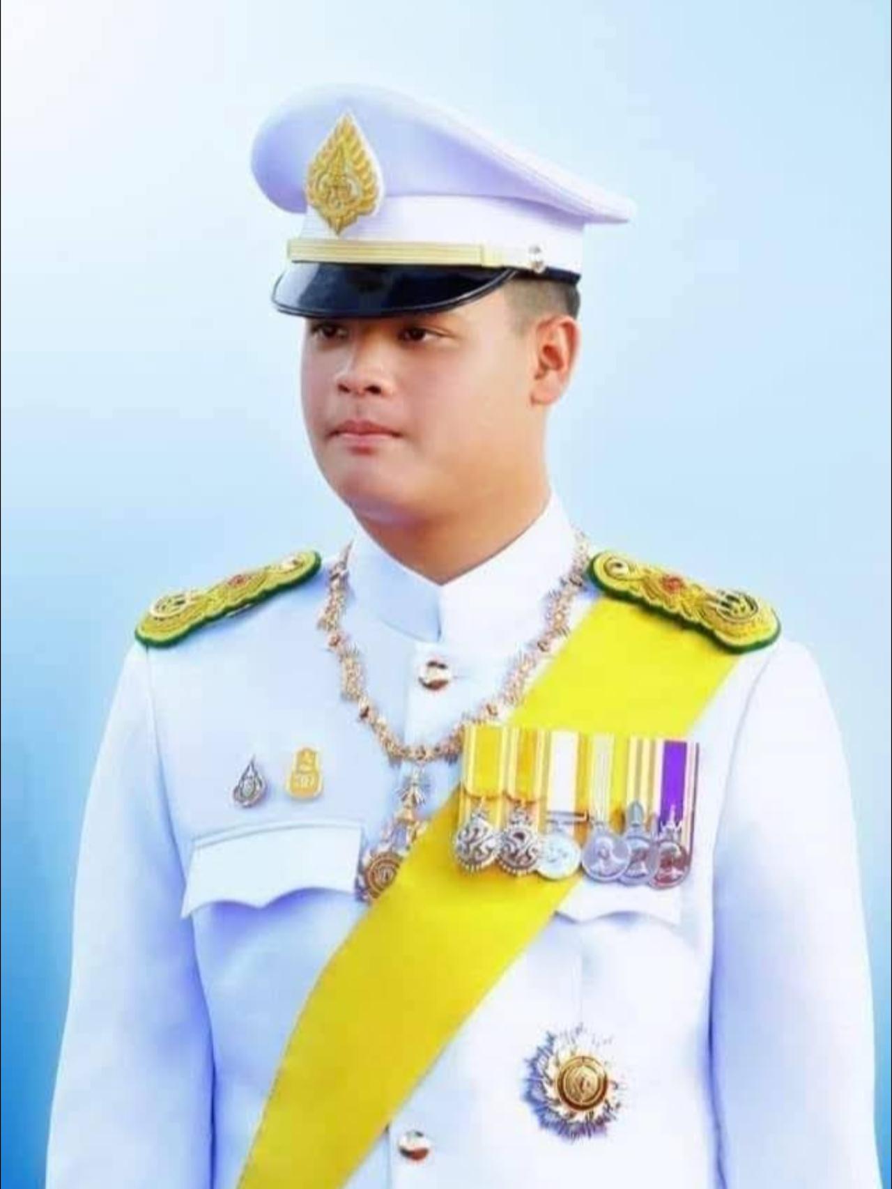 提帮功过21岁生日，跟泰王共用一张脸提帮功在德国留学，生日当天没回国。此时泰王