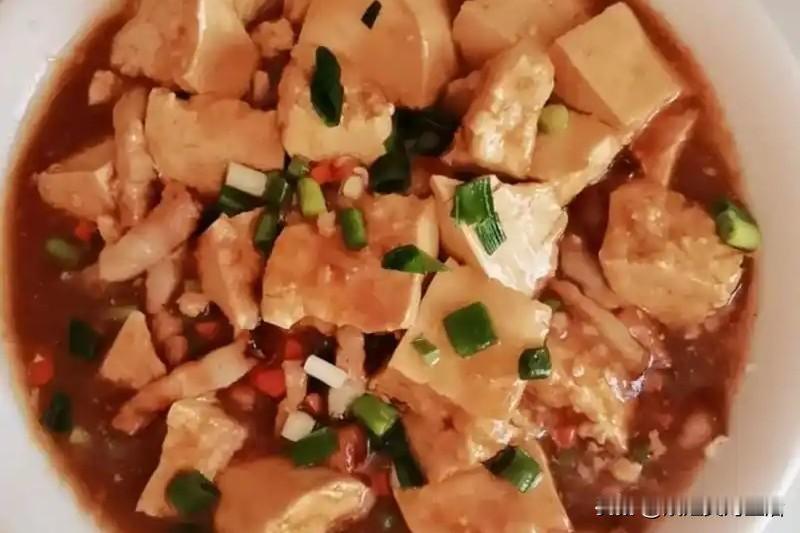 做法很简单，将老豆腐用手掰成鹌鹑蛋大小的不规则小块，将豆腐块焯水五分钟去掉生豆腐