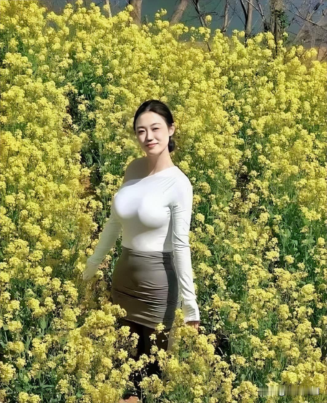 “花间人影动，春意满怀中”让我灵感迸发，我也来凑一首七绝。《春景逸情》花间人