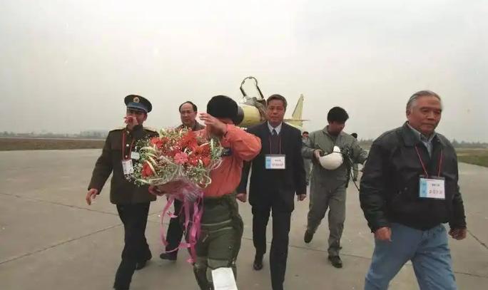 1998年3月23日，中国空军歼-10首席试飞员雷强顺利完成试飞，他走下飞机时，