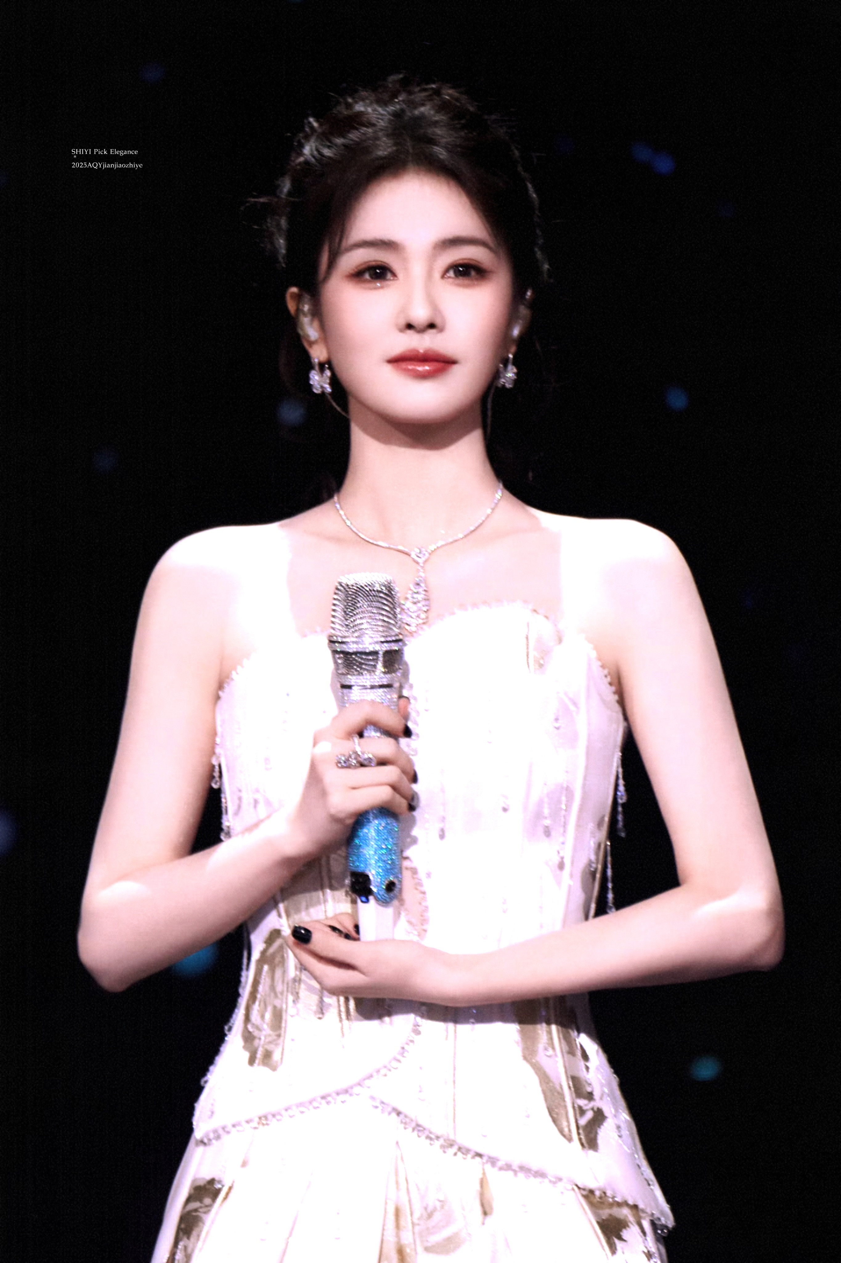 -追溯🪐️白鹿白鹿和粉丝送的玉米花束合影​​​