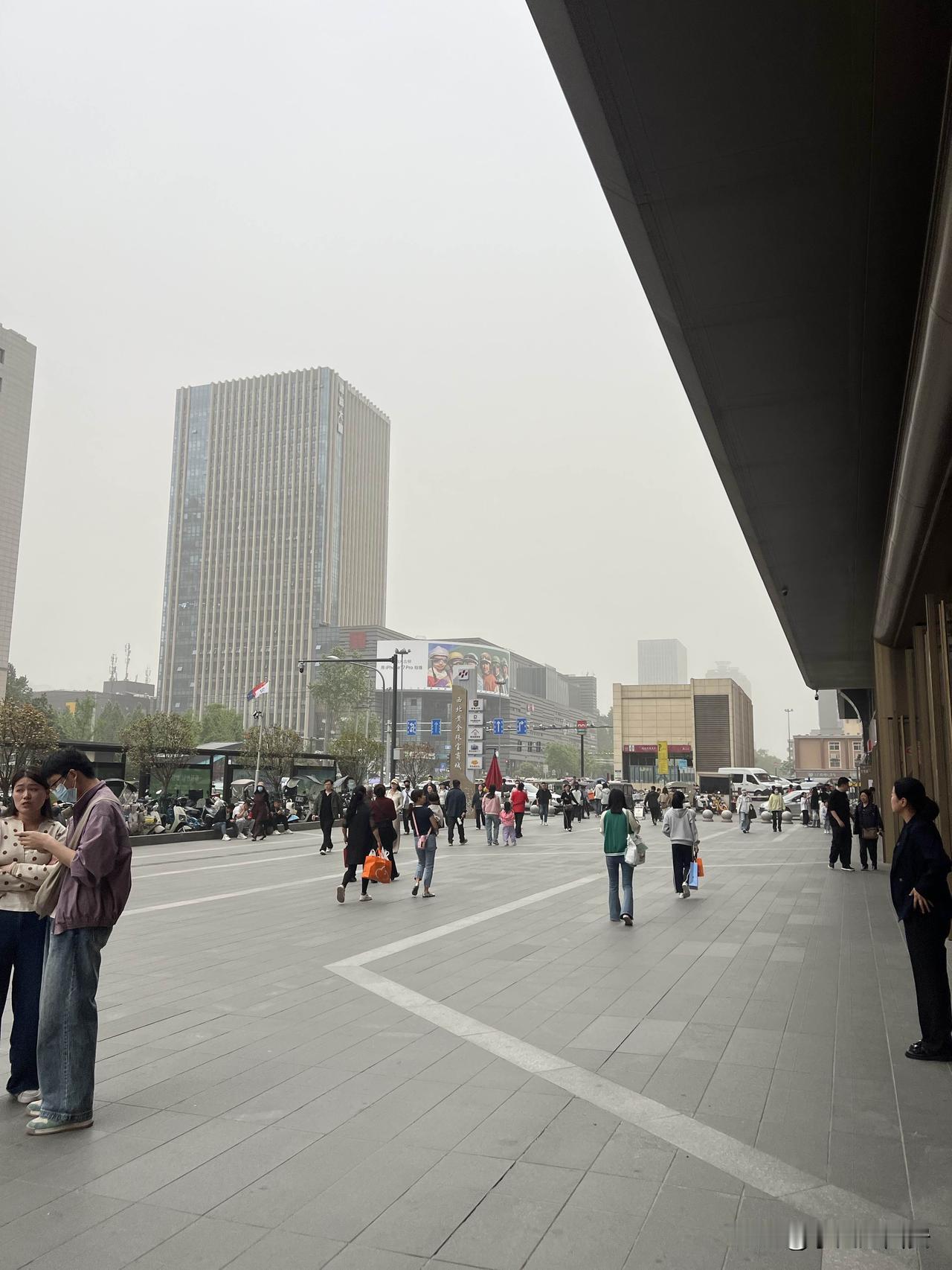 4月19日下午14时左右从李家村万达室内步行街出来后，空气中弥漫着浓烈的